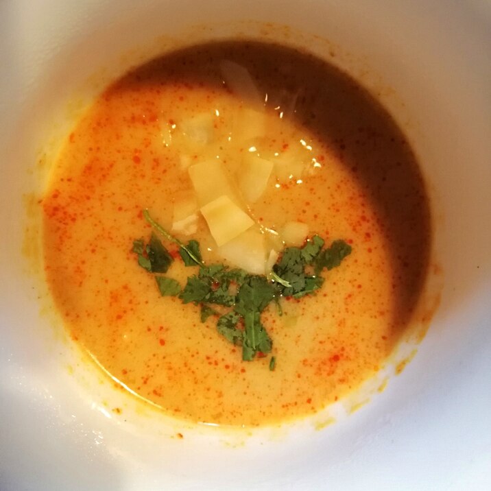 スンドゥブスープを使ってトムヤムクン風スープ